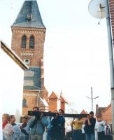 Parafianie niosą swój krzyż