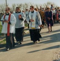 Parafianie niosą swój krzyż